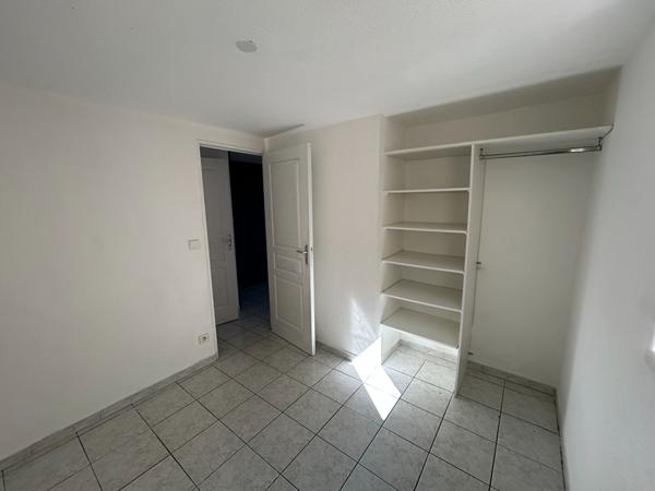 Maison 3 pièces, jardin, patio commun + place de parking et piscine collective