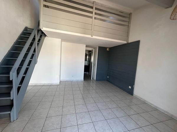 Maison 3 pièces, jardin, patio commun + place de parking et piscine collective