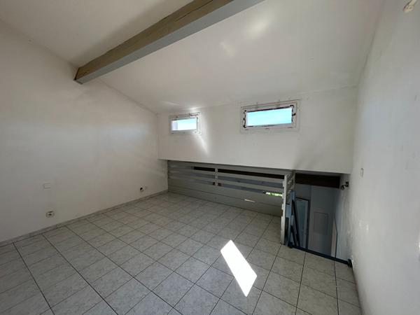 Maison 3 pièces, jardin, patio commun + place de parking et piscine collective