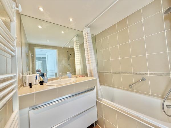 Antibes (06600) ANTIBES COMBES STANDING 3P 65M2 Piscine pool house GARAGE et Parking Privatif