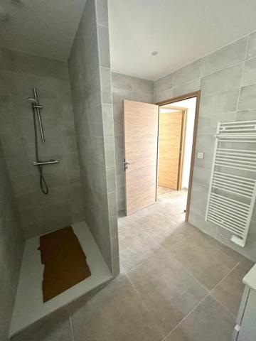 Appartement à louer à Chapelle-Villars (42410)