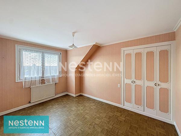 Maison plein centre bourg de Plaintel, 3 chambres, beaux volumes sur sous-sol total !