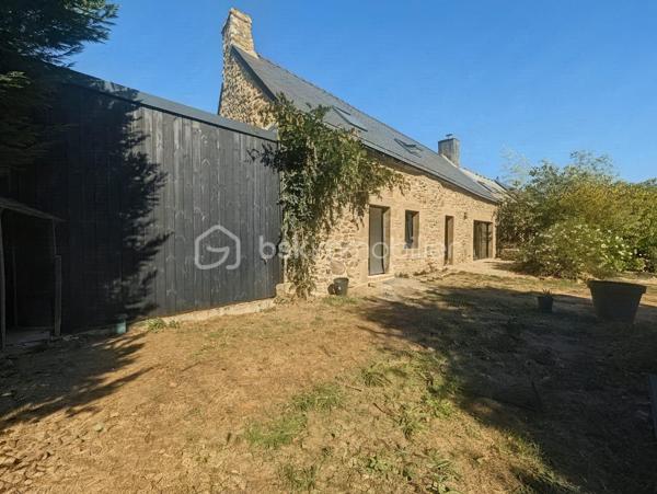 À seulement quelques minutes de Plescop, au cœur d’un hameau paisible en pleine campagne, découvrez cette superbe longère en pierre rénovée avec soin, où le charme de l’ancien rencontre harmonieusement le confort d’une rénovation contemporaine.

Dès l’entrée, la maison séduit par sa magnifique pièce de vie lumineuse et pleine de caractère. La cuisine équipée, ouverte sur le séjour, s’intègre parfaitement à cet espace convivial.

Le salon constitue incontestablement l’un des véritables coups de cœur de la maison : toit cathédrale, murs en pierre apparente, belle hauteur sous plafond et cheminée avec insert créent une atmosphère chaleureuse et authentique. Les larges ouvertures apportent une belle luminosité et prolongent naturellement la pièce de vie vers l’extérieur.

Le rez-de-chaussée offre également le confort d’une vie de plain-pied, avec une chambre, une salle d’eau et un WC.

À l’étage, une mezzanine ouverte sur le séjour dessert une seconde chambre ainsi qu’une future salle d’eau. Quelques finitions restent à prévoir à ce niveau : peintures et revêtements de sol, ainsi que l’aménagement de la salle d’eau. Les arrivées d’eau, évacuations et alimentations électriques sont déjà en place, permettant aux futurs propriétaires de finaliser cet espace selon leurs envies.

À l’extérieur, la maison dispose à l’arrière d’un agréable jardin sans vis-à-vis, idéal pour profiter pleinement du calme de la campagne. La longère et son jardin sont implantés sur une parcelle d'environ 230 m².

Un véritable atout vient compléter l’ensemble : un terrain annexe d’environ 1 330 m² est vendu avec la propriété, offrant un bel espace supplémentaire pour profiter de la nature, accueillir des animaux, créer un potager ou simplement disposer d’un grand terrain à proximité de la maison.

Cette longère séduira les amateurs de pierre, de beaux volumes et d’authenticité, à la recherche d’un environnement calme tout en restant à proximité de Plescop et de Vannes.

Les atouts : longère en pierre rénovée, superbe pièce de vie cathédrale avec cheminée, cuisine équipée ouverte, vie de plain-pied, 2 chambres, 2 salles d’eau dont une à finaliser, mezzanine, jardin sans vis-à-vis et terrain annexe d’environ 1 330 m².

Un bien plein de charme et de caractère, à découvrir sans tarder.