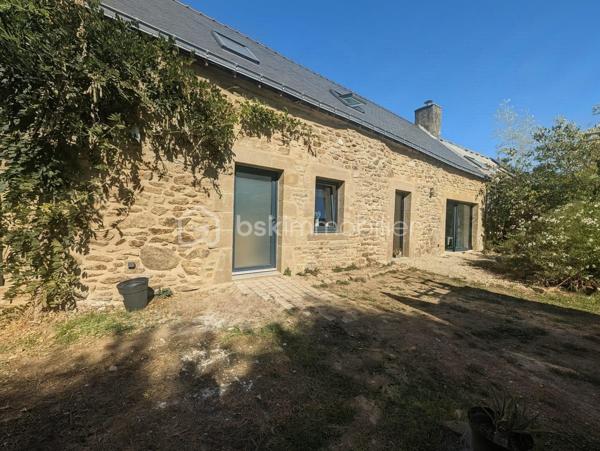 À seulement quelques minutes de Plescop, au cœur d’un hameau paisible en pleine campagne, découvrez cette superbe longère en pierre rénovée avec soin, où le charme de l’ancien rencontre harmonieusement le confort d’une rénovation contemporaine.

Dès l’entrée, la maison séduit par sa magnifique pièce de vie lumineuse et pleine de caractère. La cuisine équipée, ouverte sur le séjour, s’intègre parfaitement à cet espace convivial.

Le salon constitue incontestablement l’un des véritables coups de cœur de la maison : toit cathédrale, murs en pierre apparente, belle hauteur sous plafond et cheminée avec insert créent une atmosphère chaleureuse et authentique. Les larges ouvertures apportent une belle luminosité et prolongent naturellement la pièce de vie vers l’extérieur.

Le rez-de-chaussée offre également le confort d’une vie de plain-pied, avec une chambre, une salle d’eau et un WC.

À l’étage, une mezzanine ouverte sur le séjour dessert une seconde chambre ainsi qu’une future salle d’eau. Quelques finitions restent à prévoir à ce niveau : peintures et revêtements de sol, ainsi que l’aménagement de la salle d’eau. Les arrivées d’eau, évacuations et alimentations électriques sont déjà en place, permettant aux futurs propriétaires de finaliser cet espace selon leurs envies.

À l’extérieur, la maison dispose à l’arrière d’un agréable jardin sans vis-à-vis, idéal pour profiter pleinement du calme de la campagne. La longère et son jardin sont implantés sur une parcelle d'environ 230 m².

Un véritable atout vient compléter l’ensemble : un terrain annexe d’environ 1 330 m² est vendu avec la propriété, offrant un bel espace supplémentaire pour profiter de la nature, accueillir des animaux, créer un potager ou simplement disposer d’un grand terrain à proximité de la maison.

Cette longère séduira les amateurs de pierre, de beaux volumes et d’authenticité, à la recherche d’un environnement calme tout en restant à proximité de Plescop et de Vannes.

Les atouts : longère en pierre rénovée, superbe pièce de vie cathédrale avec cheminée, cuisine équipée ouverte, vie de plain-pied, 2 chambres, 2 salles d’eau dont une à finaliser, mezzanine, jardin sans vis-à-vis et terrain annexe d’environ 1 330 m².

Un bien plein de charme et de caractère, à découvrir sans tarder.
