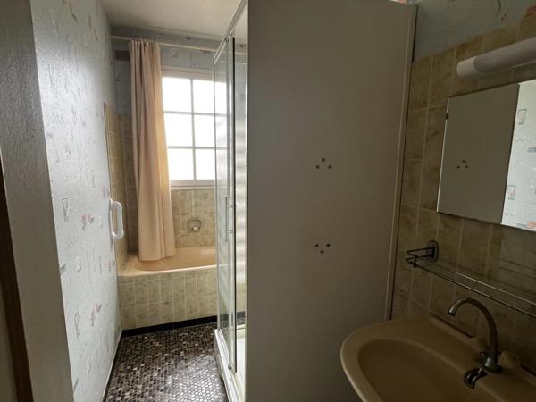 Pavillon de plain-pied avec deux chambres, situé aux abords de Bellac