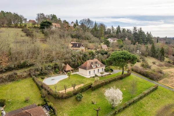 Maison spacieuse en Dordogne avec piscine, jardin et vue sur la vallée - à pied du centre du Bugue