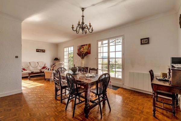Maison spacieuse en Dordogne avec piscine, jardin et vue sur la vallée - à pied du centre du Bugue
