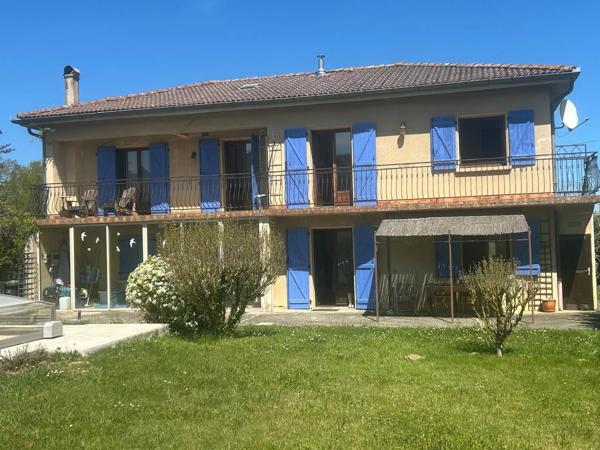Une maison spacieuse et de grande qualite avec piscine et vue magnifique sur la montagne