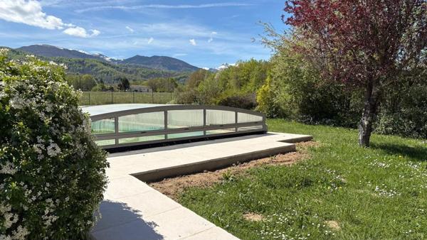Une maison spacieuse et de grande qualite avec piscine et vue magnifique sur la montagne
