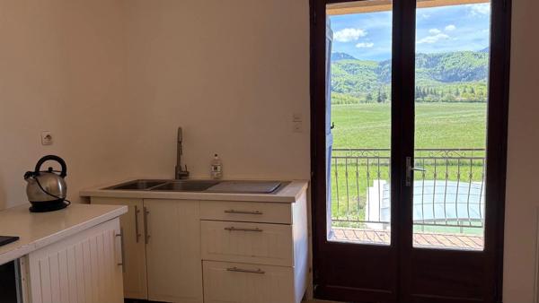 Une maison spacieuse et de grande qualite avec piscine et vue magnifique sur la montagne