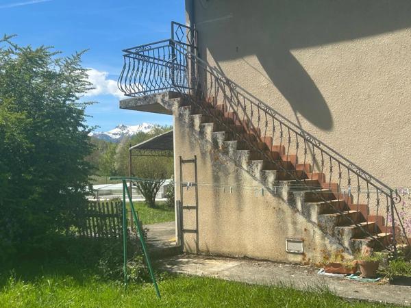 Une maison spacieuse et de grande qualite avec piscine et vue magnifique sur la montagne