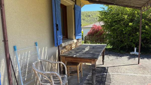 Une maison spacieuse et de grande qualite avec piscine et vue magnifique sur la montagne