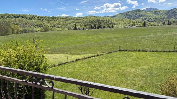 Une maison spacieuse et de grande qualite avec piscine et vue magnifique sur la montagne
