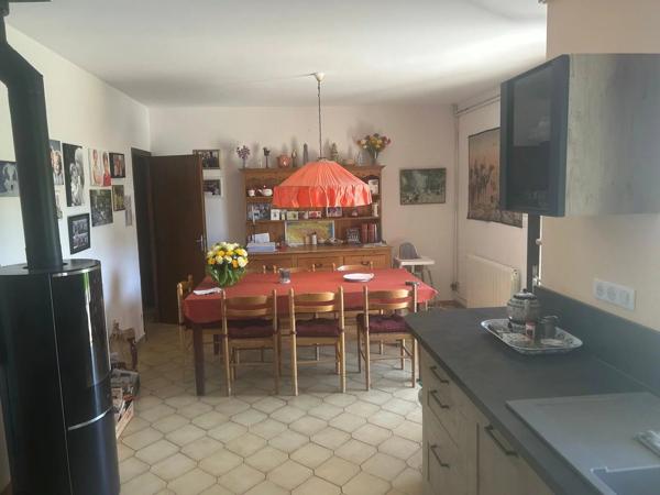 Une maison spacieuse et de grande qualite avec piscine et vue magnifique sur la montagne