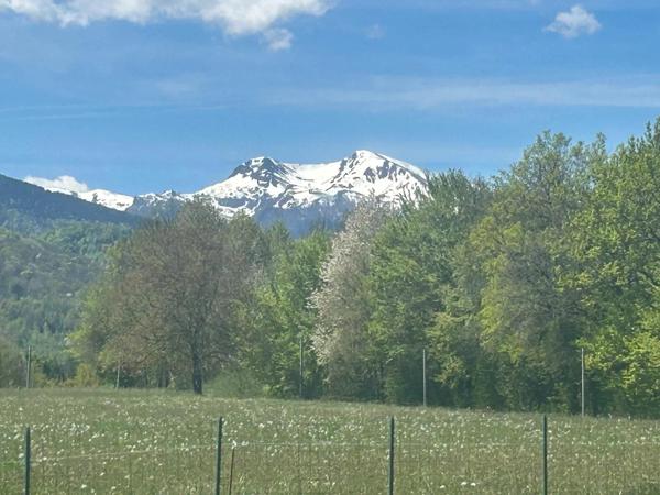 Une maison spacieuse et de grande qualite avec piscine et vue magnifique sur la montagne