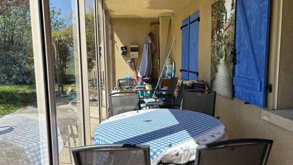 Une maison spacieuse et de grande qualite avec piscine et vue magnifique sur la montagne