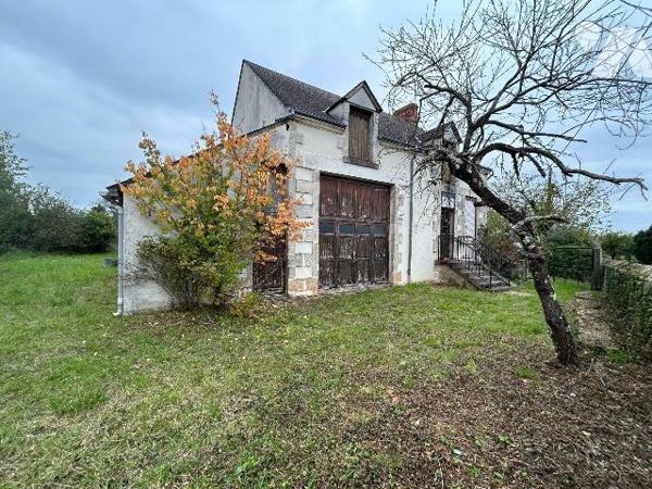 Une maison d'habitation élevée sur cave, composée de deux pièces, salle d'eau avec WC.
Grenier...