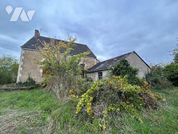 Une maison d'habitation élevée sur cave, composée de deux pièces, salle d'eau avec WC.
Grenier...