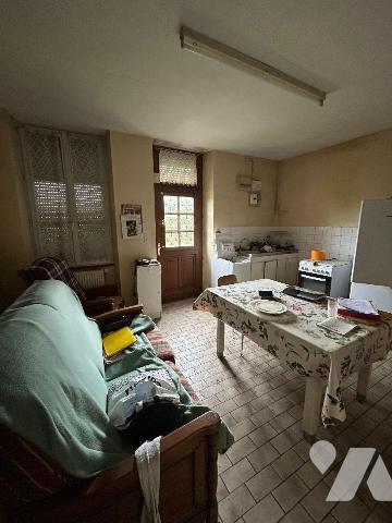 Une maison d'habitation élevée sur cave, composée de deux pièces, salle d'eau avec WC.
Grenier...