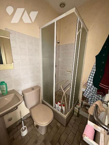 Une maison d'habitation élevée sur cave, composée de deux pièces, salle d'eau avec WC.
Grenier...