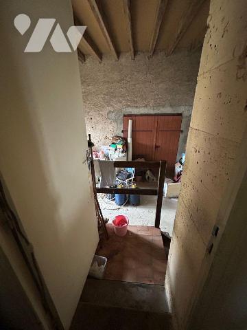 Une maison d'habitation élevée sur cave, composée de deux pièces, salle d'eau avec WC.
Grenier...