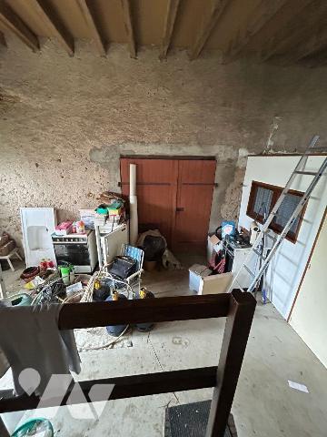 Une maison d'habitation élevée sur cave, composée de deux pièces, salle d'eau avec WC.
Grenier...
