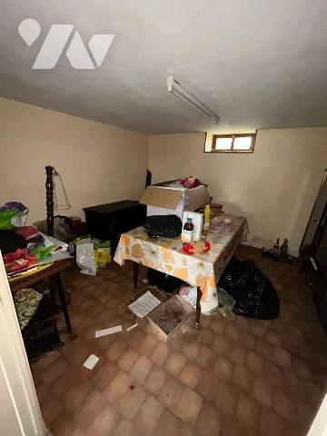 Une maison d'habitation élevée sur cave, composée de deux pièces, salle d'eau avec WC.
Grenier...