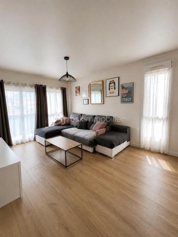 En exclusivité !! Au pied de la GARE RER B du VERT-GALANT proche toutes commodités, dans Résidence sécurisée et arborée avec de nombreux STATIONNEMENTS réservés aux propriétaires.
Au 1er étage / 4, APPARTEMENT 2P de 47m² environ : entrée avec dressing - wc - cellier - cuisine ouverte sur séjour donnant sur 2 balcons - chambre spacieuse - salle d'eau. Cave au sous-sol. Les +++ Résidence et appartement bien entretenus - agencement optimisé - localisation au top - double vitrage... Faire vite ! Au plaisir pour une visite. Conseillère à votre écoute 7j/7.