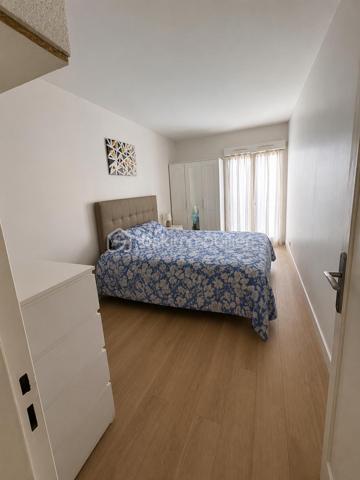 En exclusivité !! Au pied de la GARE RER B du VERT-GALANT proche toutes commodités, dans Résidence sécurisée et arborée avec de nombreux STATIONNEMENTS réservés aux propriétaires.
Au 1er étage / 4, APPARTEMENT 2P de 47m² environ : entrée avec dressing - wc - cellier - cuisine ouverte sur séjour donnant sur 2 balcons - chambre spacieuse - salle d'eau. Cave au sous-sol. Les +++ Résidence et appartement bien entretenus - agencement optimisé - localisation au top - double vitrage... Faire vite ! Au plaisir pour une visite. Conseillère à votre écoute 7j/7.