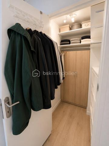 En exclusivité !! Au pied de la GARE RER B du VERT-GALANT proche toutes commodités, dans Résidence sécurisée et arborée avec de nombreux STATIONNEMENTS réservés aux propriétaires.
Au 1er étage / 4, APPARTEMENT 2P de 47m² environ : entrée avec dressing - wc - cellier - cuisine ouverte sur séjour donnant sur 2 balcons - chambre spacieuse - salle d'eau. Cave au sous-sol. Les +++ Résidence et appartement bien entretenus - agencement optimisé - localisation au top - double vitrage... Faire vite ! Au plaisir pour une visite. Conseillère à votre écoute 7j/7.