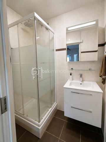 En exclusivité !! Au pied de la GARE RER B du VERT-GALANT proche toutes commodités, dans Résidence sécurisée et arborée avec de nombreux STATIONNEMENTS réservés aux propriétaires.
Au 1er étage / 4, APPARTEMENT 2P de 47m² environ : entrée avec dressing - wc - cellier - cuisine ouverte sur séjour donnant sur 2 balcons - chambre spacieuse - salle d'eau. Cave au sous-sol. Les +++ Résidence et appartement bien entretenus - agencement optimisé - localisation au top - double vitrage... Faire vite ! Au plaisir pour une visite. Conseillère à votre écoute 7j/7.