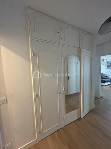 En exclusivité !! Au pied de la GARE RER B du VERT-GALANT proche toutes commodités, dans Résidence sécurisée et arborée avec de nombreux STATIONNEMENTS réservés aux propriétaires.
Au 1er étage / 4, APPARTEMENT 2P de 47m² environ : entrée avec dressing - wc - cellier - cuisine ouverte sur séjour donnant sur 2 balcons - chambre spacieuse - salle d'eau. Cave au sous-sol. Les +++ Résidence et appartement bien entretenus - agencement optimisé - localisation au top - double vitrage... Faire vite ! Au plaisir pour une visite. Conseillère à votre écoute 7j/7.