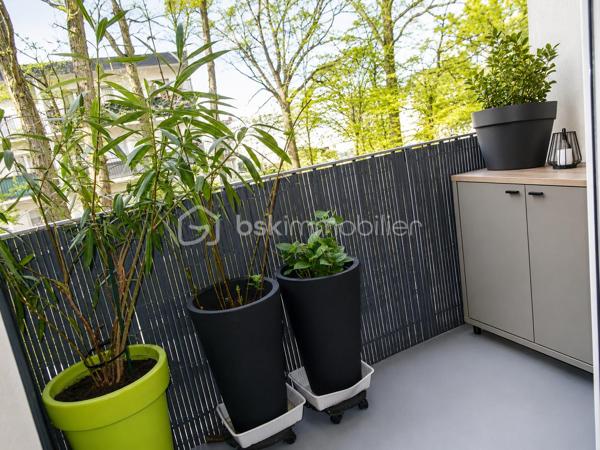 En exclusivité !! Au pied de la GARE RER B du VERT-GALANT proche toutes commodités, dans Résidence sécurisée et arborée avec de nombreux STATIONNEMENTS réservés aux propriétaires.
Au 1er étage / 4, APPARTEMENT 2P de 47m² environ : entrée avec dressing - wc - cellier - cuisine ouverte sur séjour donnant sur 2 balcons - chambre spacieuse - salle d'eau. Cave au sous-sol. Les +++ Résidence et appartement bien entretenus - agencement optimisé - localisation au top - double vitrage... Faire vite ! Au plaisir pour une visite. Conseillère à votre écoute 7j/7.