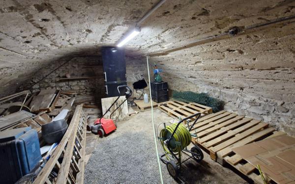 Immeuble à vendre    4 pièces •  Vaugneray