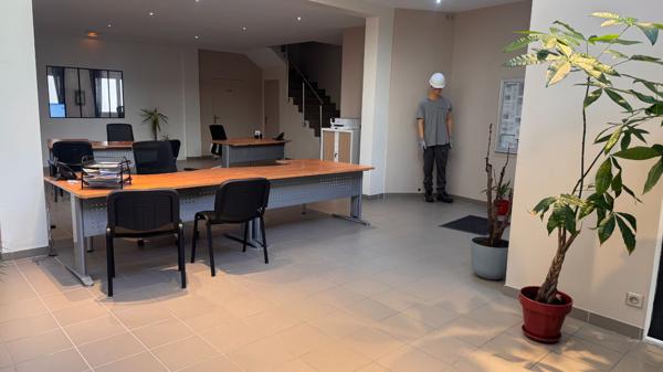 LOCAL COMMERCIAL (225 m²) EN PLEIN CENTRE DE SAINTE-SIGOLÈNE