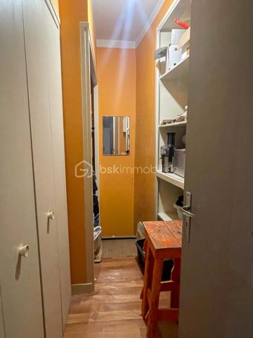 Situé en plein cœur du centre-ville d’Aubenas, à deux pas du château, cet ensemble de deux appartements réunis en un seul,  se trouve dans un très bel immeuble de style Art déco, parfaitement entretenu. Aucun travaux de copropriété n’est à prévoir.
Le bien se compose de deux appartements communicants, pour une surface totale de 134 m² Carrez. Les deux accès sont indépendants et toujours fonctionnels, permettant une séparation immédiate des logements sans travaux d’aménagement, par simple fermeture de l’accès existant, et de créer 2 logements de taille équilibrée 68,17m2 côté cour et 66,73m2 côté rue (surfaces Carrez)
L’ensemble comprend :
3 chambres
2 cuisines en très bon état
3 salles d’eau, dont une avec baignoire d’angle
Deux dégagements pouvant accueillir dressing et buanderie
2 pièces de vie ouvrant l’une sur la rue commercante et animée en contrebas et l’autre sur une petite terrasse à l’arrière, au calme
Les sols, cuisines et salles d’eau sont en très bon état.
Menuiseries double vitrage.
Chauffage électrique complété par une pompe à chaleur air/air.
Diagnostic de performance énergétique : D.
L’appartement est en bon état général. Un simple rafraîchissement des peintures permettra de le personnaliser selon vos goûts.
Actuellement loué 850 € par mois, le bien sera libre à la vente.
Il offre un fort potentiel d’optimisation, que ce soit pour un investissement locatif avec création de deux logements distincts, ou pour un projet d’habitation principale avec revenu locatif complémentaire.
Idéal aussi pour une profession libérale, qui pourrait aisément recevoir sa clientèle dans l’appartement côté rue, et vivre dans l’appartement côté cour.
Emplacement recherché, volumes rares en centre-ville, petite copropriété gérée par un syndic bénévole.
Parking couverts à proximité