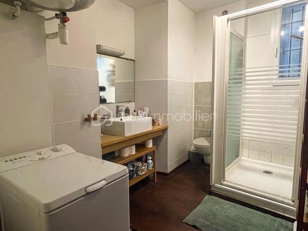 Situé en plein cœur du centre-ville d’Aubenas, à deux pas du château, cet ensemble de deux appartements réunis en un seul,  se trouve dans un très bel immeuble de style Art déco, parfaitement entretenu. Aucun travaux de copropriété n’est à prévoir.
Le bien se compose de deux appartements communicants, pour une surface totale de 134 m² Carrez. Les deux accès sont indépendants et toujours fonctionnels, permettant une séparation immédiate des logements sans travaux d’aménagement, par simple fermeture de l’accès existant, et de créer 2 logements de taille équilibrée 68,17m2 côté cour et 66,73m2 côté rue (surfaces Carrez)
L’ensemble comprend :
3 chambres
2 cuisines en très bon état
3 salles d’eau, dont une avec baignoire d’angle
Deux dégagements pouvant accueillir dressing et buanderie
2 pièces de vie ouvrant l’une sur la rue commercante et animée en contrebas et l’autre sur une petite terrasse à l’arrière, au calme
Les sols, cuisines et salles d’eau sont en très bon état.
Menuiseries double vitrage.
Chauffage électrique complété par une pompe à chaleur air/air.
Diagnostic de performance énergétique : D.
L’appartement est en bon état général. Un simple rafraîchissement des peintures permettra de le personnaliser selon vos goûts.
Actuellement loué 850 € par mois, le bien sera libre à la vente.
Il offre un fort potentiel d’optimisation, que ce soit pour un investissement locatif avec création de deux logements distincts, ou pour un projet d’habitation principale avec revenu locatif complémentaire.
Idéal aussi pour une profession libérale, qui pourrait aisément recevoir sa clientèle dans l’appartement côté rue, et vivre dans l’appartement côté cour.
Emplacement recherché, volumes rares en centre-ville, petite copropriété gérée par un syndic bénévole.
Parking couverts à proximité