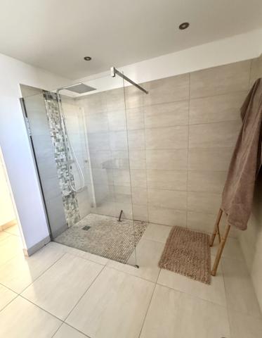 Maison contemporaine avec jardin