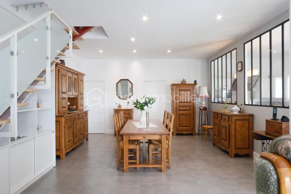 *****BAISSE DE PRIX***

MAISON 168m²***2 CHAMBRES EN RDC***3CHAMBRES EN R1***PISCINE***

5 CHAMBRES*** GARAGE  AVEC ATELIER ET NOMBREUX RANGEMENS***TERRAIN 591M²***PISCINE***CUISINE ETE***3 SALLES EAU/BAIN***3WC***A 10 MINUTES DE LA PLAGE***PANNEAUX SOLAIRES EN AUTOCONSOMMATION***

Avec ses 168m² habitables répartis sur 7 pièces, dont 5 chambres spacieuses, et un grand séjour lumineux de plus de 50m², cette maison sur deux niveaux séduira les familles en quête d'espace.
Refaite à neuf, elle assure une parfaite isolation via des fenêtres à double vitrage sur un beau terrain de 591m².

Profitez de deux terrasses, idéales pour des moments détente en extérieur avec cuisine d'été, douche et WC fermé. 

Bénéficiez également de 3 places de parking ou place pour grand camping car plus le terrain de pétanque.

Sans vis-à-vis et offrant une taxe foncière raisonnable de 1803€, cette maison est un véritable coup de cœur !

Dans un environnement sans nuisances sonores, elle est proche de toutes les commodités essentielles et de services de transport facilitant les déplacements.

LES PLUS : CLIMATISATION REVERSIBLE***PISCINE***TERRAIN PAYSAGER***GRANDES COMBLES AMENAGEES AU DESSUS DU GARAGE***PLACE CAMPING CAR***2 SALLES D'EAU PLUS SALLE DE BAIN***CHAMBRE PARENTALE AVEC BUREAU/WC/BUREAU OU DRESSING***TERRAIN DE PETANQUE***PANNEAUX SOLAIRES***BALLON THEMODYNAMIQUE***