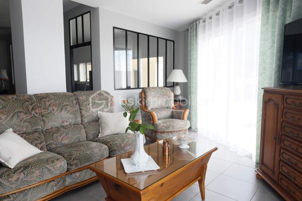 *****BAISSE DE PRIX***

MAISON 168m²***2 CHAMBRES EN RDC***3CHAMBRES EN R1***PISCINE***

5 CHAMBRES*** GARAGE  AVEC ATELIER ET NOMBREUX RANGEMENS***TERRAIN 591M²***PISCINE***CUISINE ETE***3 SALLES EAU/BAIN***3WC***A 10 MINUTES DE LA PLAGE***PANNEAUX SOLAIRES EN AUTOCONSOMMATION***

Avec ses 168m² habitables répartis sur 7 pièces, dont 5 chambres spacieuses, et un grand séjour lumineux de plus de 50m², cette maison sur deux niveaux séduira les familles en quête d'espace.
Refaite à neuf, elle assure une parfaite isolation via des fenêtres à double vitrage sur un beau terrain de 591m².

Profitez de deux terrasses, idéales pour des moments détente en extérieur avec cuisine d'été, douche et WC fermé. 

Bénéficiez également de 3 places de parking ou place pour grand camping car plus le terrain de pétanque.

Sans vis-à-vis et offrant une taxe foncière raisonnable de 1803€, cette maison est un véritable coup de cœur !

Dans un environnement sans nuisances sonores, elle est proche de toutes les commodités essentielles et de services de transport facilitant les déplacements.

LES PLUS : CLIMATISATION REVERSIBLE***PISCINE***TERRAIN PAYSAGER***GRANDES COMBLES AMENAGEES AU DESSUS DU GARAGE***PLACE CAMPING CAR***2 SALLES D'EAU PLUS SALLE DE BAIN***CHAMBRE PARENTALE AVEC BUREAU/WC/BUREAU OU DRESSING***TERRAIN DE PETANQUE***PANNEAUX SOLAIRES***BALLON THEMODYNAMIQUE***