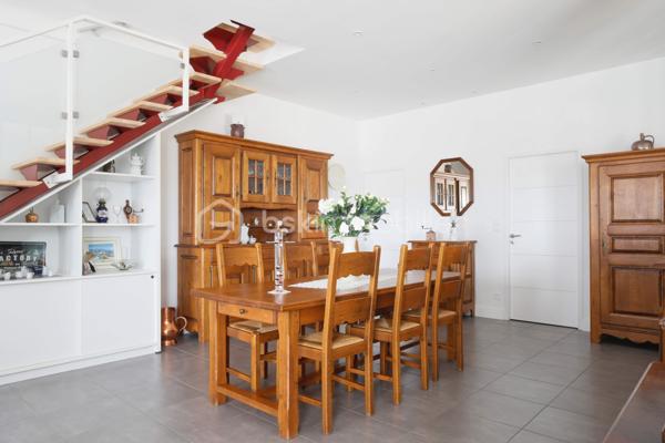 *****BAISSE DE PRIX***

MAISON 168m²***2 CHAMBRES EN RDC***3CHAMBRES EN R1***PISCINE***

5 CHAMBRES*** GARAGE  AVEC ATELIER ET NOMBREUX RANGEMENS***TERRAIN 591M²***PISCINE***CUISINE ETE***3 SALLES EAU/BAIN***3WC***A 10 MINUTES DE LA PLAGE***PANNEAUX SOLAIRES EN AUTOCONSOMMATION***

Avec ses 168m² habitables répartis sur 7 pièces, dont 5 chambres spacieuses, et un grand séjour lumineux de plus de 50m², cette maison sur deux niveaux séduira les familles en quête d'espace.
Refaite à neuf, elle assure une parfaite isolation via des fenêtres à double vitrage sur un beau terrain de 591m².

Profitez de deux terrasses, idéales pour des moments détente en extérieur avec cuisine d'été, douche et WC fermé. 

Bénéficiez également de 3 places de parking ou place pour grand camping car plus le terrain de pétanque.

Sans vis-à-vis et offrant une taxe foncière raisonnable de 1803€, cette maison est un véritable coup de cœur !

Dans un environnement sans nuisances sonores, elle est proche de toutes les commodités essentielles et de services de transport facilitant les déplacements.

LES PLUS : CLIMATISATION REVERSIBLE***PISCINE***TERRAIN PAYSAGER***GRANDES COMBLES AMENAGEES AU DESSUS DU GARAGE***PLACE CAMPING CAR***2 SALLES D'EAU PLUS SALLE DE BAIN***CHAMBRE PARENTALE AVEC BUREAU/WC/BUREAU OU DRESSING***TERRAIN DE PETANQUE***PANNEAUX SOLAIRES***BALLON THEMODYNAMIQUE***
