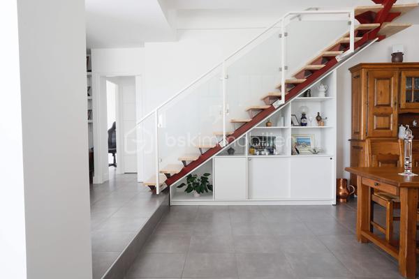 *****BAISSE DE PRIX***

MAISON 168m²***2 CHAMBRES EN RDC***3CHAMBRES EN R1***PISCINE***

5 CHAMBRES*** GARAGE  AVEC ATELIER ET NOMBREUX RANGEMENS***TERRAIN 591M²***PISCINE***CUISINE ETE***3 SALLES EAU/BAIN***3WC***A 10 MINUTES DE LA PLAGE***PANNEAUX SOLAIRES EN AUTOCONSOMMATION***

Avec ses 168m² habitables répartis sur 7 pièces, dont 5 chambres spacieuses, et un grand séjour lumineux de plus de 50m², cette maison sur deux niveaux séduira les familles en quête d'espace.
Refaite à neuf, elle assure une parfaite isolation via des fenêtres à double vitrage sur un beau terrain de 591m².

Profitez de deux terrasses, idéales pour des moments détente en extérieur avec cuisine d'été, douche et WC fermé. 

Bénéficiez également de 3 places de parking ou place pour grand camping car plus le terrain de pétanque.

Sans vis-à-vis et offrant une taxe foncière raisonnable de 1803€, cette maison est un véritable coup de cœur !

Dans un environnement sans nuisances sonores, elle est proche de toutes les commodités essentielles et de services de transport facilitant les déplacements.

LES PLUS : CLIMATISATION REVERSIBLE***PISCINE***TERRAIN PAYSAGER***GRANDES COMBLES AMENAGEES AU DESSUS DU GARAGE***PLACE CAMPING CAR***2 SALLES D'EAU PLUS SALLE DE BAIN***CHAMBRE PARENTALE AVEC BUREAU/WC/BUREAU OU DRESSING***TERRAIN DE PETANQUE***PANNEAUX SOLAIRES***BALLON THEMODYNAMIQUE***