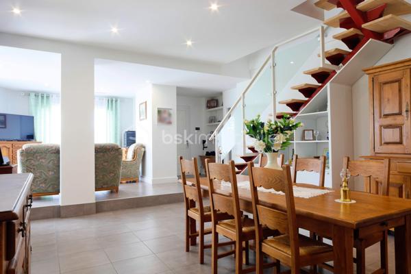 *****BAISSE DE PRIX***

MAISON 168m²***2 CHAMBRES EN RDC***3CHAMBRES EN R1***PISCINE***

5 CHAMBRES*** GARAGE  AVEC ATELIER ET NOMBREUX RANGEMENS***TERRAIN 591M²***PISCINE***CUISINE ETE***3 SALLES EAU/BAIN***3WC***A 10 MINUTES DE LA PLAGE***PANNEAUX SOLAIRES EN AUTOCONSOMMATION***

Avec ses 168m² habitables répartis sur 7 pièces, dont 5 chambres spacieuses, et un grand séjour lumineux de plus de 50m², cette maison sur deux niveaux séduira les familles en quête d'espace.
Refaite à neuf, elle assure une parfaite isolation via des fenêtres à double vitrage sur un beau terrain de 591m².

Profitez de deux terrasses, idéales pour des moments détente en extérieur avec cuisine d'été, douche et WC fermé. 

Bénéficiez également de 3 places de parking ou place pour grand camping car plus le terrain de pétanque.

Sans vis-à-vis et offrant une taxe foncière raisonnable de 1803€, cette maison est un véritable coup de cœur !

Dans un environnement sans nuisances sonores, elle est proche de toutes les commodités essentielles et de services de transport facilitant les déplacements.

LES PLUS : CLIMATISATION REVERSIBLE***PISCINE***TERRAIN PAYSAGER***GRANDES COMBLES AMENAGEES AU DESSUS DU GARAGE***PLACE CAMPING CAR***2 SALLES D'EAU PLUS SALLE DE BAIN***CHAMBRE PARENTALE AVEC BUREAU/WC/BUREAU OU DRESSING***TERRAIN DE PETANQUE***PANNEAUX SOLAIRES***BALLON THEMODYNAMIQUE***