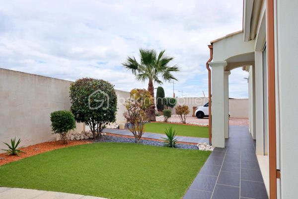 *****BAISSE DE PRIX***

MAISON 168m²***2 CHAMBRES EN RDC***3CHAMBRES EN R1***PISCINE***

5 CHAMBRES*** GARAGE  AVEC ATELIER ET NOMBREUX RANGEMENS***TERRAIN 591M²***PISCINE***CUISINE ETE***3 SALLES EAU/BAIN***3WC***A 10 MINUTES DE LA PLAGE***PANNEAUX SOLAIRES EN AUTOCONSOMMATION***

Avec ses 168m² habitables répartis sur 7 pièces, dont 5 chambres spacieuses, et un grand séjour lumineux de plus de 50m², cette maison sur deux niveaux séduira les familles en quête d'espace.
Refaite à neuf, elle assure une parfaite isolation via des fenêtres à double vitrage sur un beau terrain de 591m².

Profitez de deux terrasses, idéales pour des moments détente en extérieur avec cuisine d'été, douche et WC fermé. 

Bénéficiez également de 3 places de parking ou place pour grand camping car plus le terrain de pétanque.

Sans vis-à-vis et offrant une taxe foncière raisonnable de 1803€, cette maison est un véritable coup de cœur !

Dans un environnement sans nuisances sonores, elle est proche de toutes les commodités essentielles et de services de transport facilitant les déplacements.

LES PLUS : CLIMATISATION REVERSIBLE***PISCINE***TERRAIN PAYSAGER***GRANDES COMBLES AMENAGEES AU DESSUS DU GARAGE***PLACE CAMPING CAR***2 SALLES D'EAU PLUS SALLE DE BAIN***CHAMBRE PARENTALE AVEC BUREAU/WC/BUREAU OU DRESSING***TERRAIN DE PETANQUE***PANNEAUX SOLAIRES***BALLON THEMODYNAMIQUE***