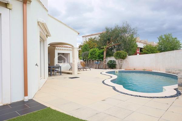 *****BAISSE DE PRIX***

MAISON 168m²***2 CHAMBRES EN RDC***3CHAMBRES EN R1***PISCINE***

5 CHAMBRES*** GARAGE  AVEC ATELIER ET NOMBREUX RANGEMENS***TERRAIN 591M²***PISCINE***CUISINE ETE***3 SALLES EAU/BAIN***3WC***A 10 MINUTES DE LA PLAGE***PANNEAUX SOLAIRES EN AUTOCONSOMMATION***

Avec ses 168m² habitables répartis sur 7 pièces, dont 5 chambres spacieuses, et un grand séjour lumineux de plus de 50m², cette maison sur deux niveaux séduira les familles en quête d'espace.
Refaite à neuf, elle assure une parfaite isolation via des fenêtres à double vitrage sur un beau terrain de 591m².

Profitez de deux terrasses, idéales pour des moments détente en extérieur avec cuisine d'été, douche et WC fermé. 

Bénéficiez également de 3 places de parking ou place pour grand camping car plus le terrain de pétanque.

Sans vis-à-vis et offrant une taxe foncière raisonnable de 1803€, cette maison est un véritable coup de cœur !

Dans un environnement sans nuisances sonores, elle est proche de toutes les commodités essentielles et de services de transport facilitant les déplacements.

LES PLUS : CLIMATISATION REVERSIBLE***PISCINE***TERRAIN PAYSAGER***GRANDES COMBLES AMENAGEES AU DESSUS DU GARAGE***PLACE CAMPING CAR***2 SALLES D'EAU PLUS SALLE DE BAIN***CHAMBRE PARENTALE AVEC BUREAU/WC/BUREAU OU DRESSING***TERRAIN DE PETANQUE***PANNEAUX SOLAIRES***BALLON THEMODYNAMIQUE***