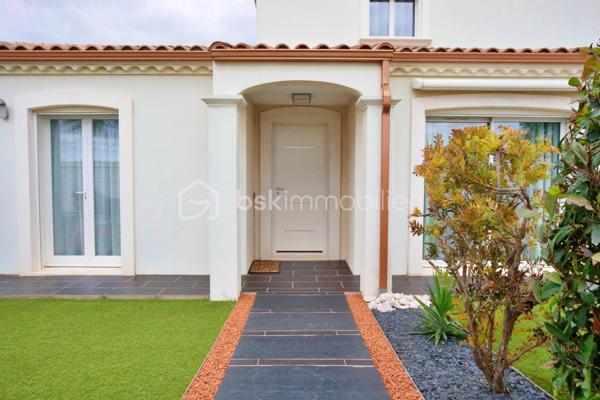 *****BAISSE DE PRIX***

MAISON 168m²***2 CHAMBRES EN RDC***3CHAMBRES EN R1***PISCINE***

5 CHAMBRES*** GARAGE  AVEC ATELIER ET NOMBREUX RANGEMENS***TERRAIN 591M²***PISCINE***CUISINE ETE***3 SALLES EAU/BAIN***3WC***A 10 MINUTES DE LA PLAGE***PANNEAUX SOLAIRES EN AUTOCONSOMMATION***

Avec ses 168m² habitables répartis sur 7 pièces, dont 5 chambres spacieuses, et un grand séjour lumineux de plus de 50m², cette maison sur deux niveaux séduira les familles en quête d'espace.
Refaite à neuf, elle assure une parfaite isolation via des fenêtres à double vitrage sur un beau terrain de 591m².

Profitez de deux terrasses, idéales pour des moments détente en extérieur avec cuisine d'été, douche et WC fermé. 

Bénéficiez également de 3 places de parking ou place pour grand camping car plus le terrain de pétanque.

Sans vis-à-vis et offrant une taxe foncière raisonnable de 1803€, cette maison est un véritable coup de cœur !

Dans un environnement sans nuisances sonores, elle est proche de toutes les commodités essentielles et de services de transport facilitant les déplacements.

LES PLUS : CLIMATISATION REVERSIBLE***PISCINE***TERRAIN PAYSAGER***GRANDES COMBLES AMENAGEES AU DESSUS DU GARAGE***PLACE CAMPING CAR***2 SALLES D'EAU PLUS SALLE DE BAIN***CHAMBRE PARENTALE AVEC BUREAU/WC/BUREAU OU DRESSING***TERRAIN DE PETANQUE***PANNEAUX SOLAIRES***BALLON THEMODYNAMIQUE***