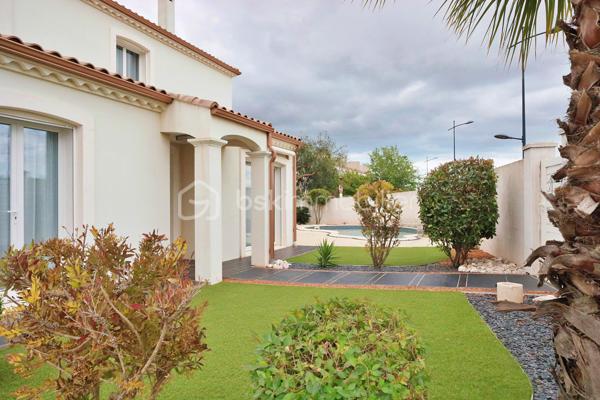 *****BAISSE DE PRIX***

MAISON 168m²***2 CHAMBRES EN RDC***3CHAMBRES EN R1***PISCINE***

5 CHAMBRES*** GARAGE  AVEC ATELIER ET NOMBREUX RANGEMENS***TERRAIN 591M²***PISCINE***CUISINE ETE***3 SALLES EAU/BAIN***3WC***A 10 MINUTES DE LA PLAGE***PANNEAUX SOLAIRES EN AUTOCONSOMMATION***

Avec ses 168m² habitables répartis sur 7 pièces, dont 5 chambres spacieuses, et un grand séjour lumineux de plus de 50m², cette maison sur deux niveaux séduira les familles en quête d'espace.
Refaite à neuf, elle assure une parfaite isolation via des fenêtres à double vitrage sur un beau terrain de 591m².

Profitez de deux terrasses, idéales pour des moments détente en extérieur avec cuisine d'été, douche et WC fermé. 

Bénéficiez également de 3 places de parking ou place pour grand camping car plus le terrain de pétanque.

Sans vis-à-vis et offrant une taxe foncière raisonnable de 1803€, cette maison est un véritable coup de cœur !

Dans un environnement sans nuisances sonores, elle est proche de toutes les commodités essentielles et de services de transport facilitant les déplacements.

LES PLUS : CLIMATISATION REVERSIBLE***PISCINE***TERRAIN PAYSAGER***GRANDES COMBLES AMENAGEES AU DESSUS DU GARAGE***PLACE CAMPING CAR***2 SALLES D'EAU PLUS SALLE DE BAIN***CHAMBRE PARENTALE AVEC BUREAU/WC/BUREAU OU DRESSING***TERRAIN DE PETANQUE***PANNEAUX SOLAIRES***BALLON THEMODYNAMIQUE***