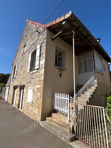 CHARMANTE MAISON DE VILLAGE EN PIERRES AVEC GRANGE SPACIEUSE