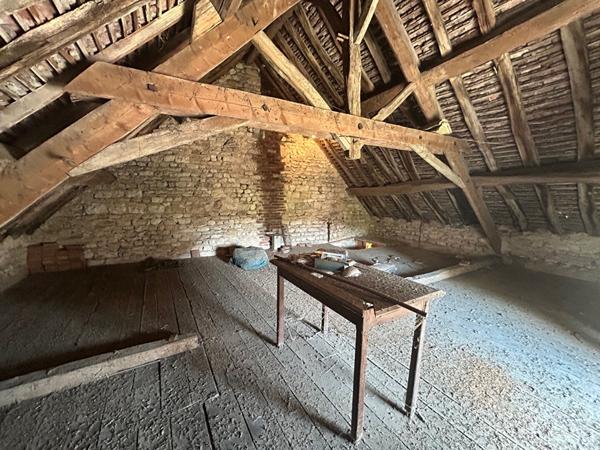 CHARMANTE MAISON DE VILLAGE EN PIERRES AVEC GRANGE SPACIEUSE