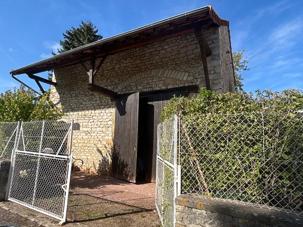 CHARMANTE MAISON DE VILLAGE EN PIERRES AVEC GRANGE SPACIEUSE